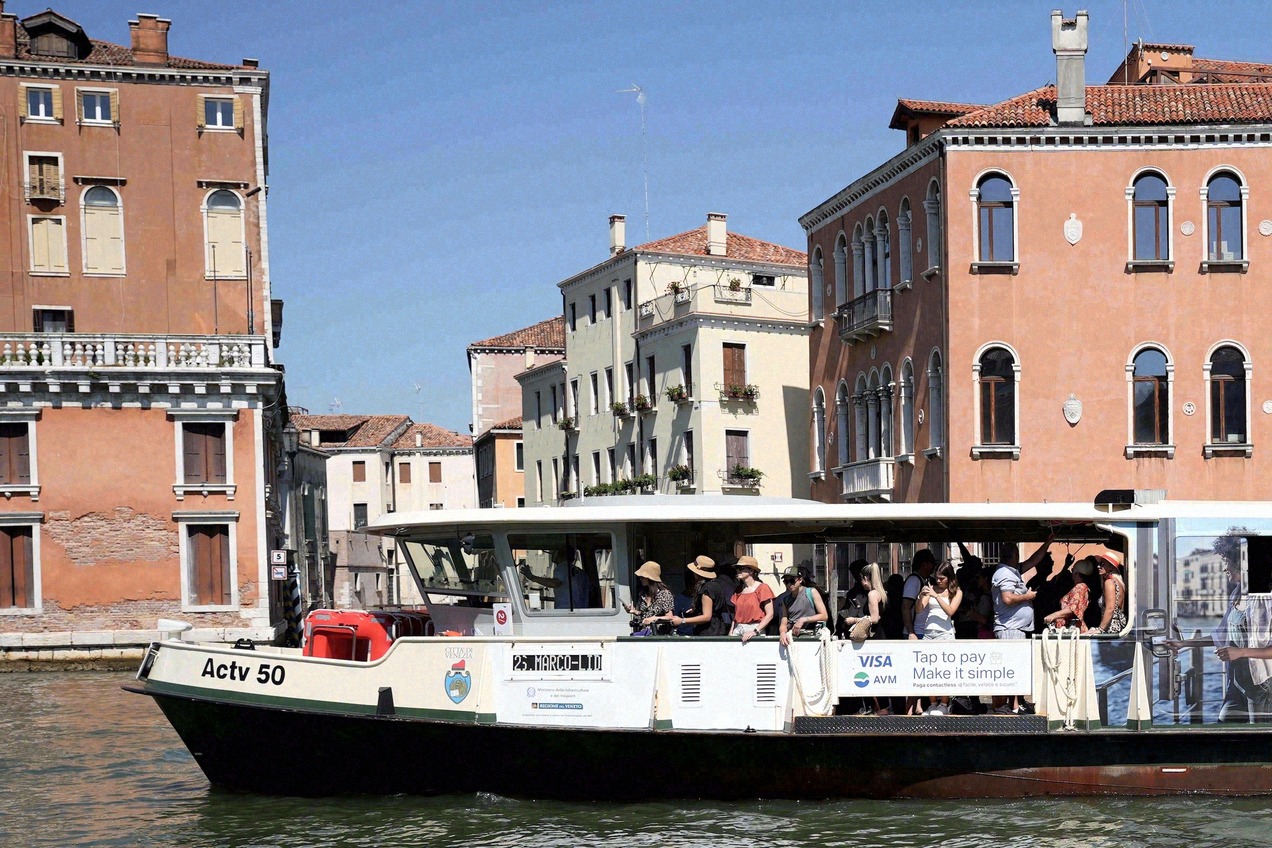 Un bateau-bus ACTV (« Vaporetto ») à Venise.
