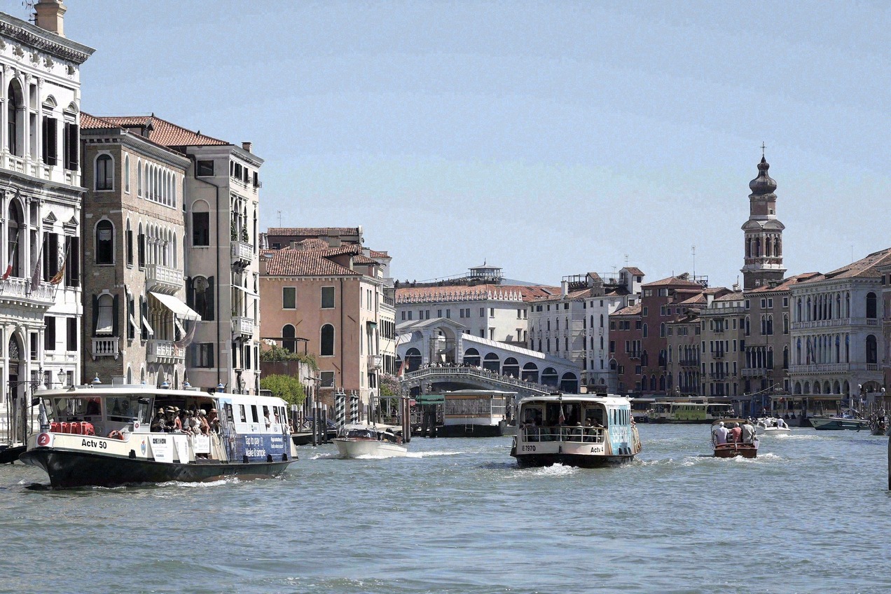 Vaporetto sur le Grand Canal devant le pont du Rialto